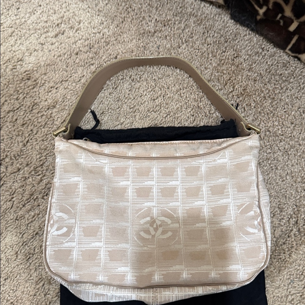 CHANEL Elegant Shoulder Bag - Picture 12 of 16